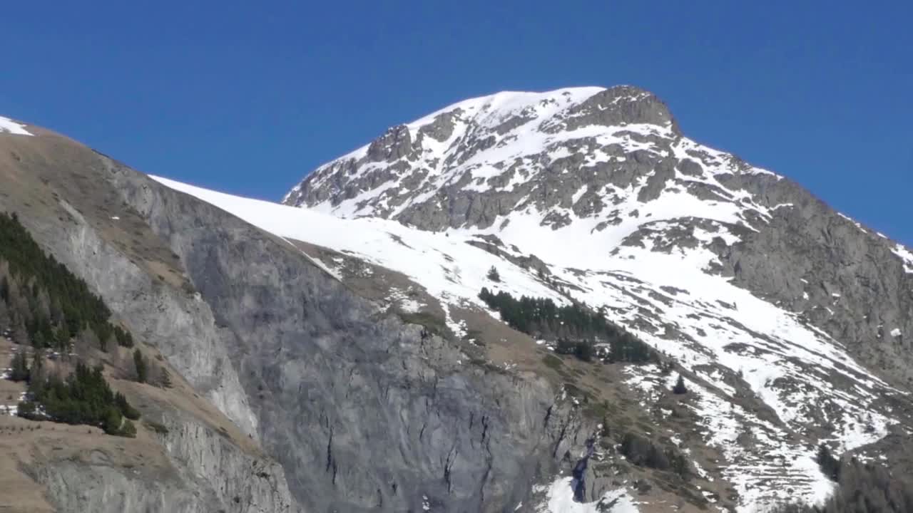 这是一个坐落在雪山脚下的旅游胜地视频素材