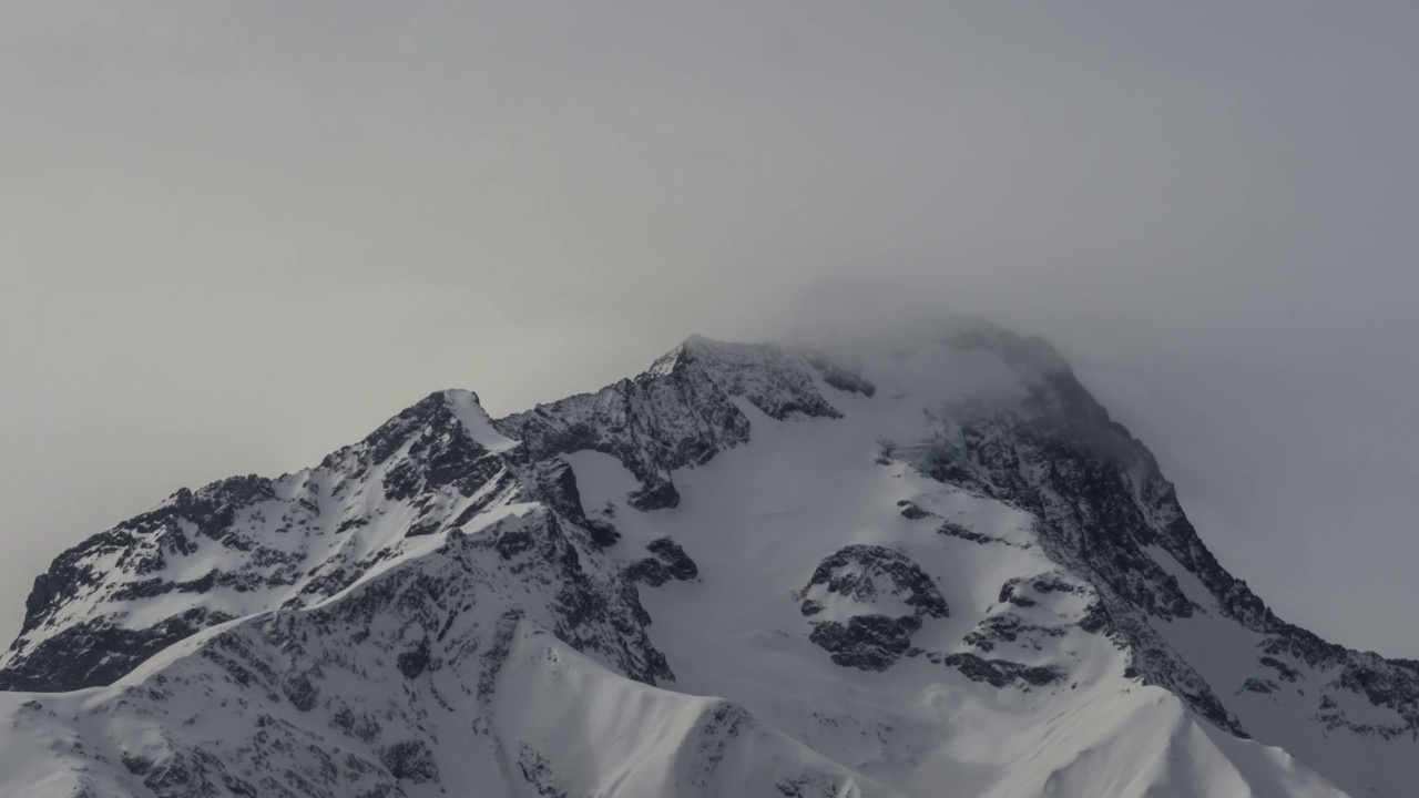 时间流逝，雪峰飘过，白云高速掠过视频素材