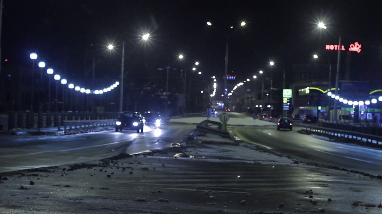 夜视车开过一座桥，外面开始下雪，天气很冷视频素材