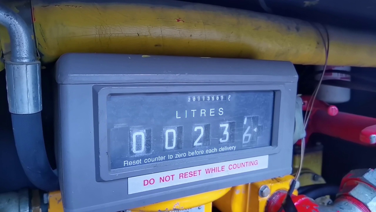 升油表工作计数数字控制汽油视频下载