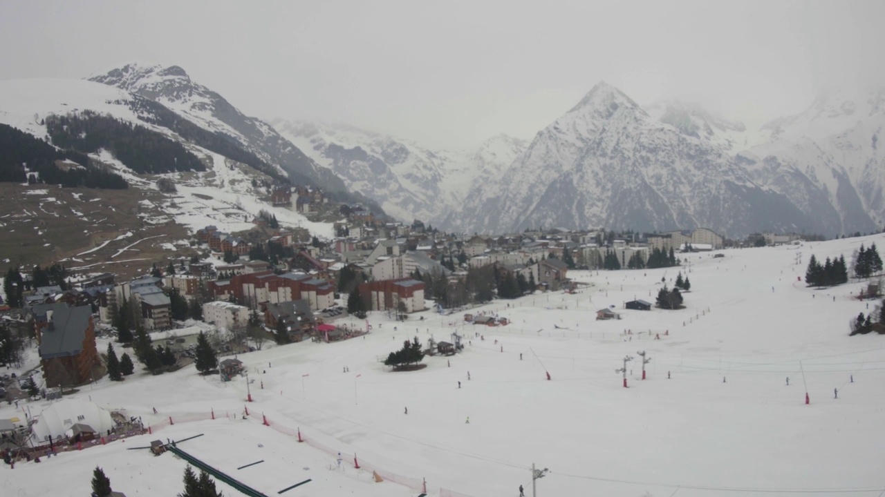 登山旅游胜地，在玻璃上可以看到爬上积雪覆盖的山峰的缆车的划痕视频素材