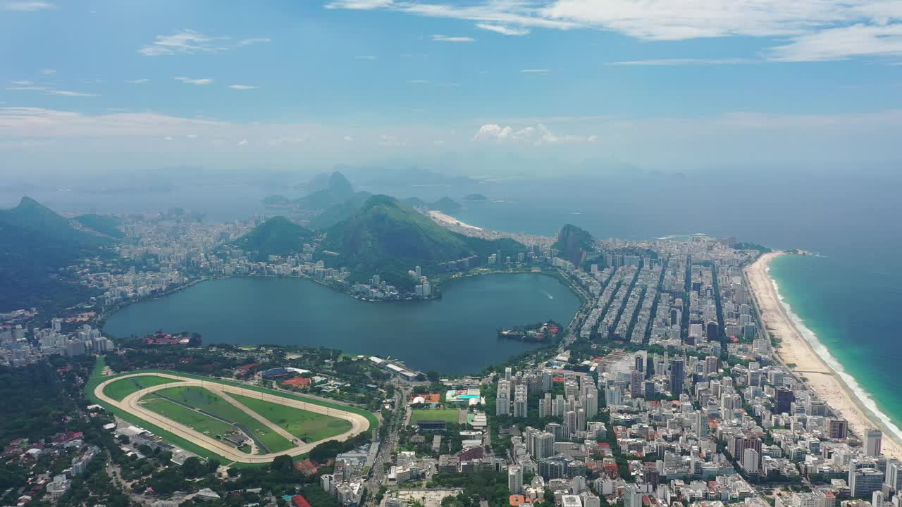 鸟瞰里约热内卢的城市景观，巴西著名的海滨城市-南美洲的景观视频素材