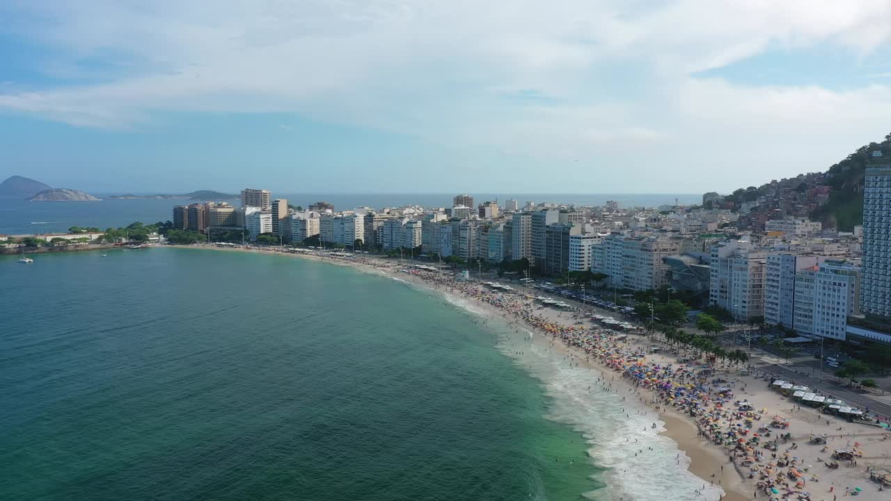 鸟瞰图，传奇的科帕卡巴纳海滩(科帕卡巴纳海滩)在里约热内卢-景观全景从上面的巴西，南美洲视频素材