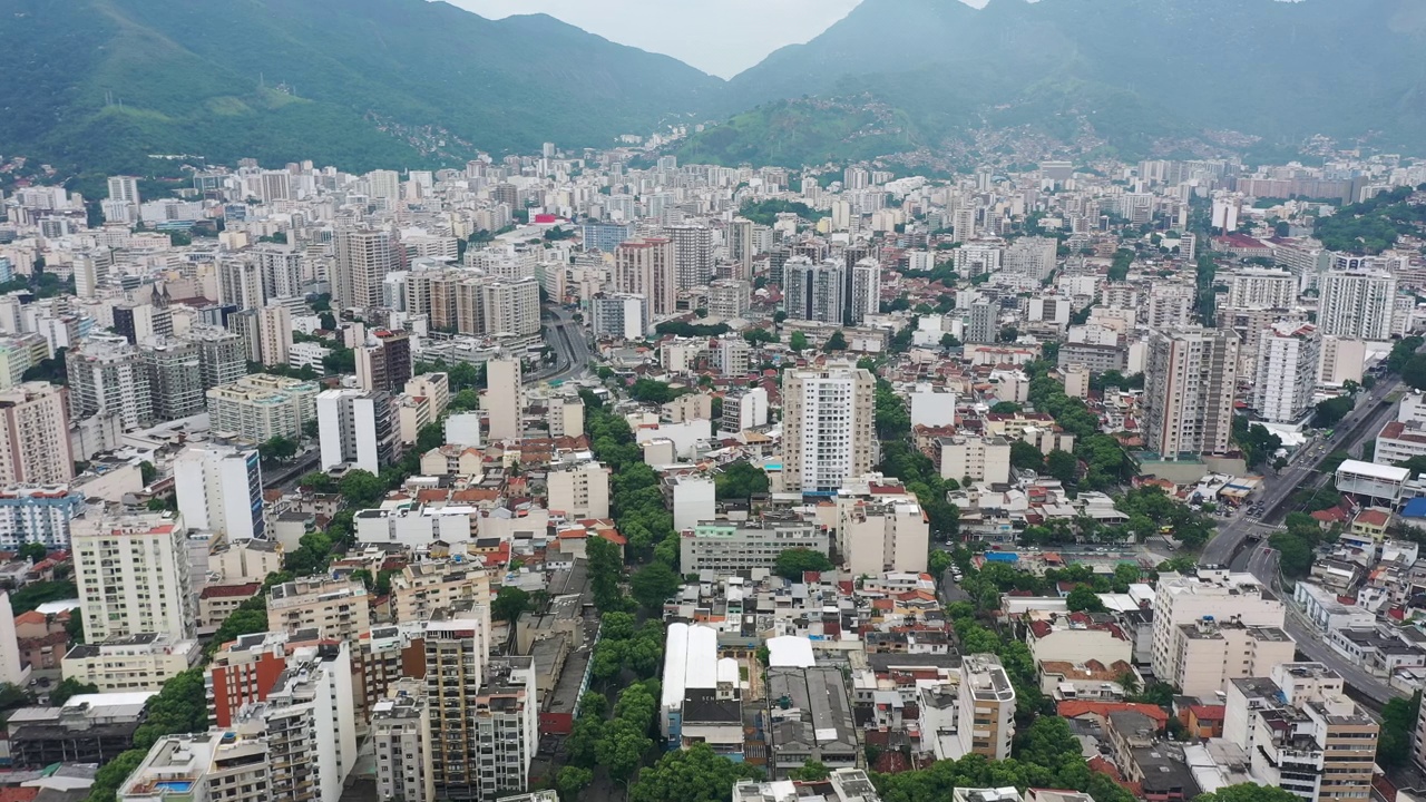 鸟瞰里约热内卢的城市景观，巴西著名的海滨城市-南美洲的景观视频素材