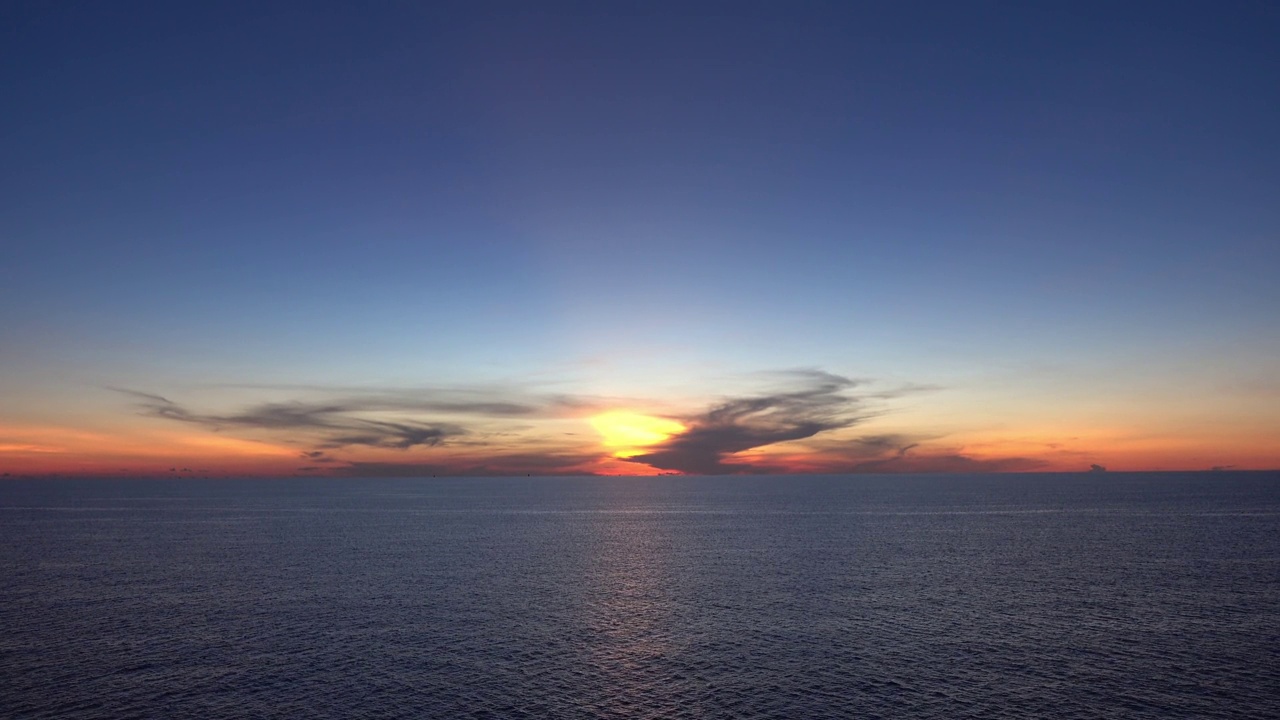 美丽的海上日出在离岸，惊人的色彩，光束照耀通过云景视频素材