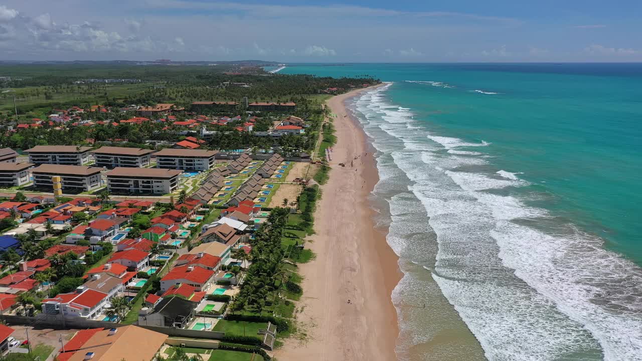 从空中俯瞰旅游胜地波尔图Galinhas，白色的沙滩和大西洋绿松石般明亮的海水——从上方俯瞰巴西的全景，南美洲视频素材