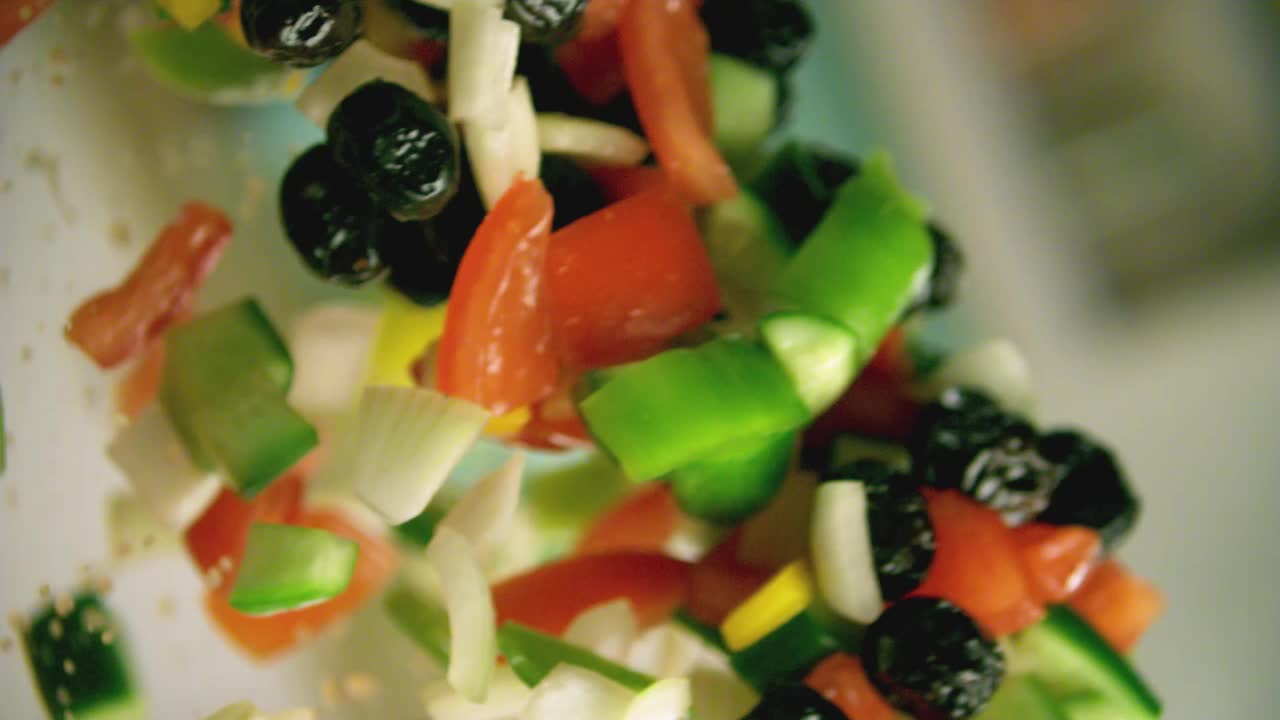 切好的蔬菜和黑橄榄在空气中过滤。视频素材