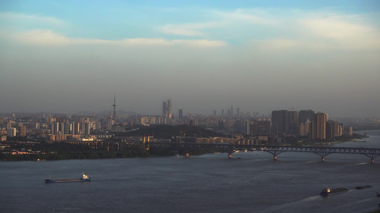 长江沿岸的城市景观视频素材