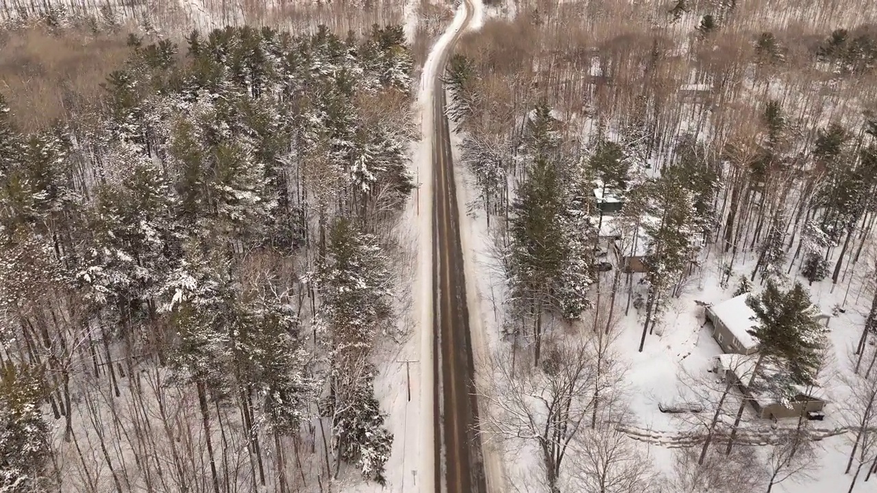 2车道公路在冬季靠近乔治亚湾，休伦湖加拿大。视频素材