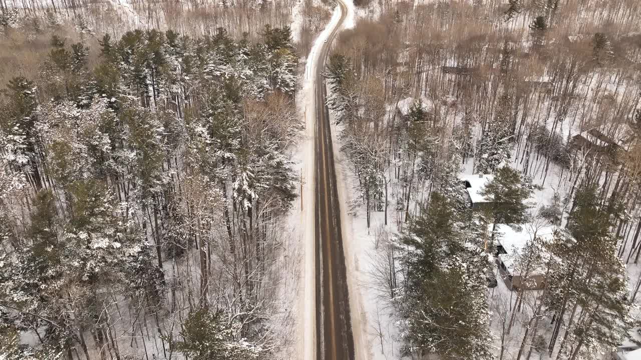 2车道公路在冬季靠近乔治亚湾，休伦湖加拿大。视频素材