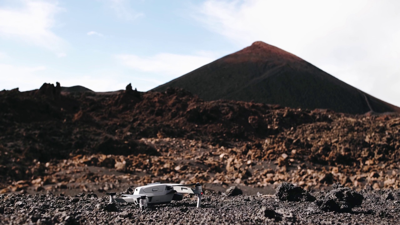 一架无人机正在Chinyero火山附近的黑色熔岩上起飞视频素材