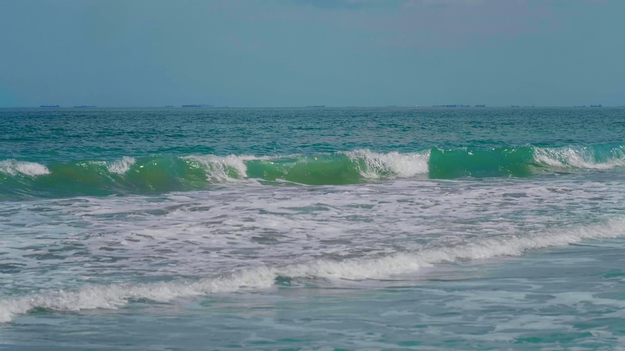 海上的船只在地平线上航行，油轮在近海经过视频素材