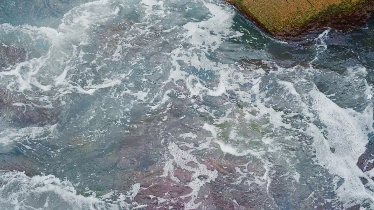 海浪拍打着海边的岩石视频素材