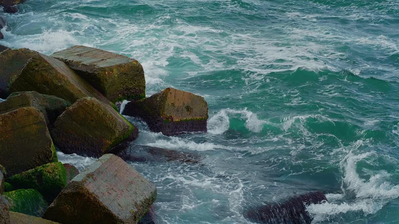 清澈的海水从岩石上涌出视频素材