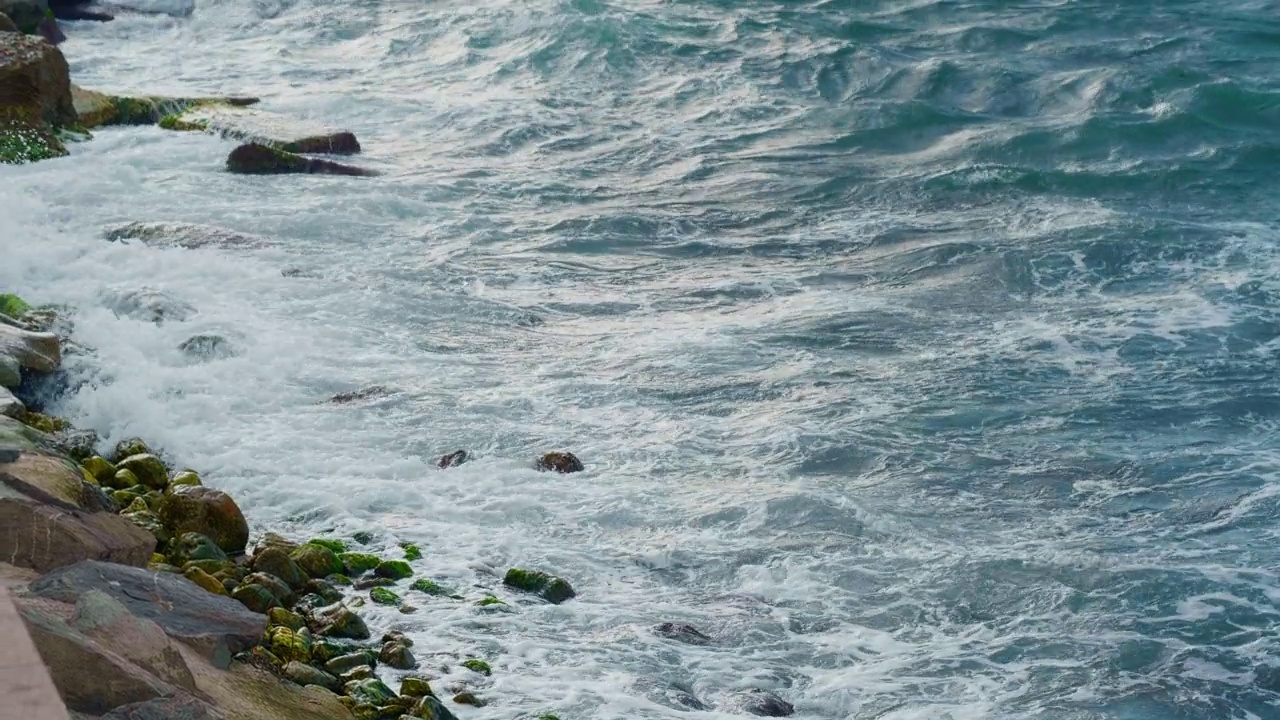 狂风暴雨的黑海，海浪拍打着石头视频素材