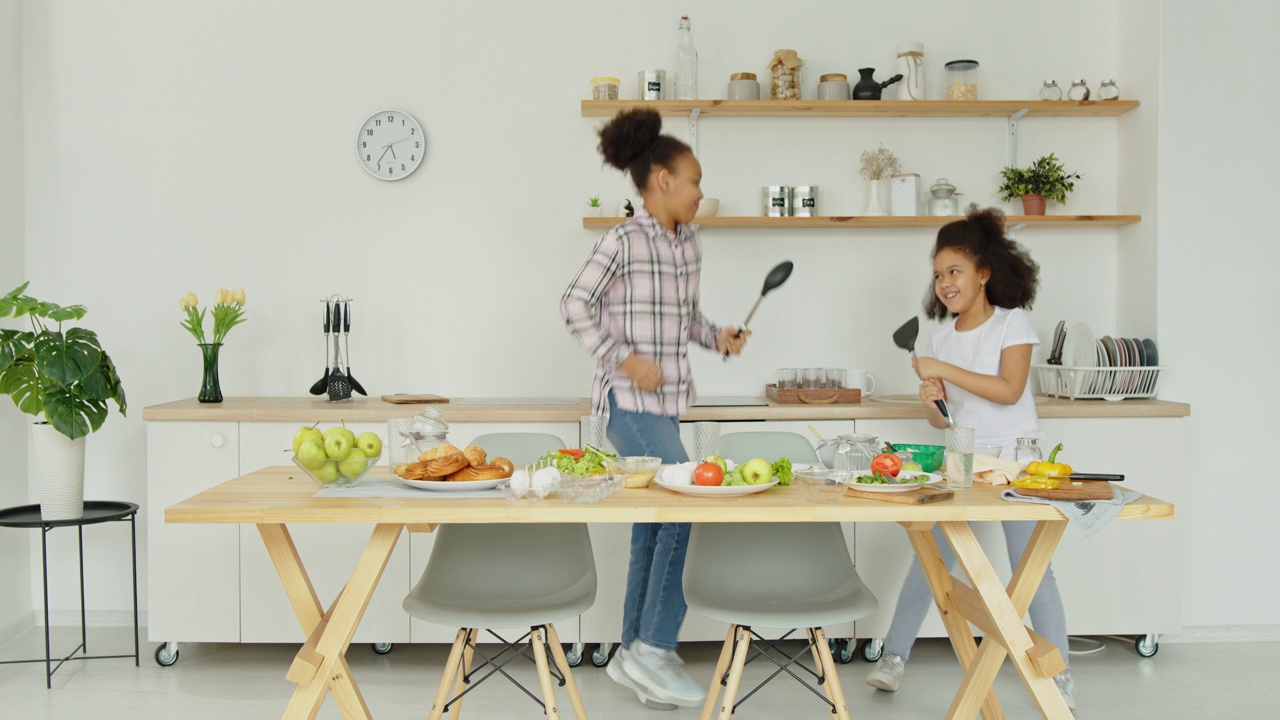 孩子们在厨房里开心地做饭视频素材