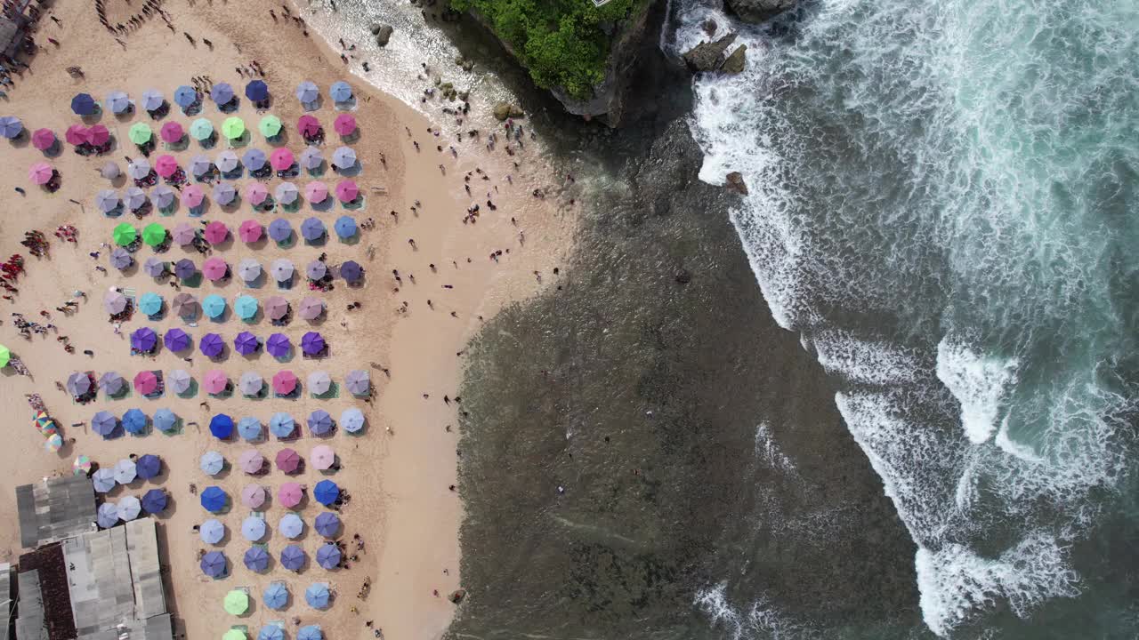 热带海滩与五彩缤纷的伞景视频素材