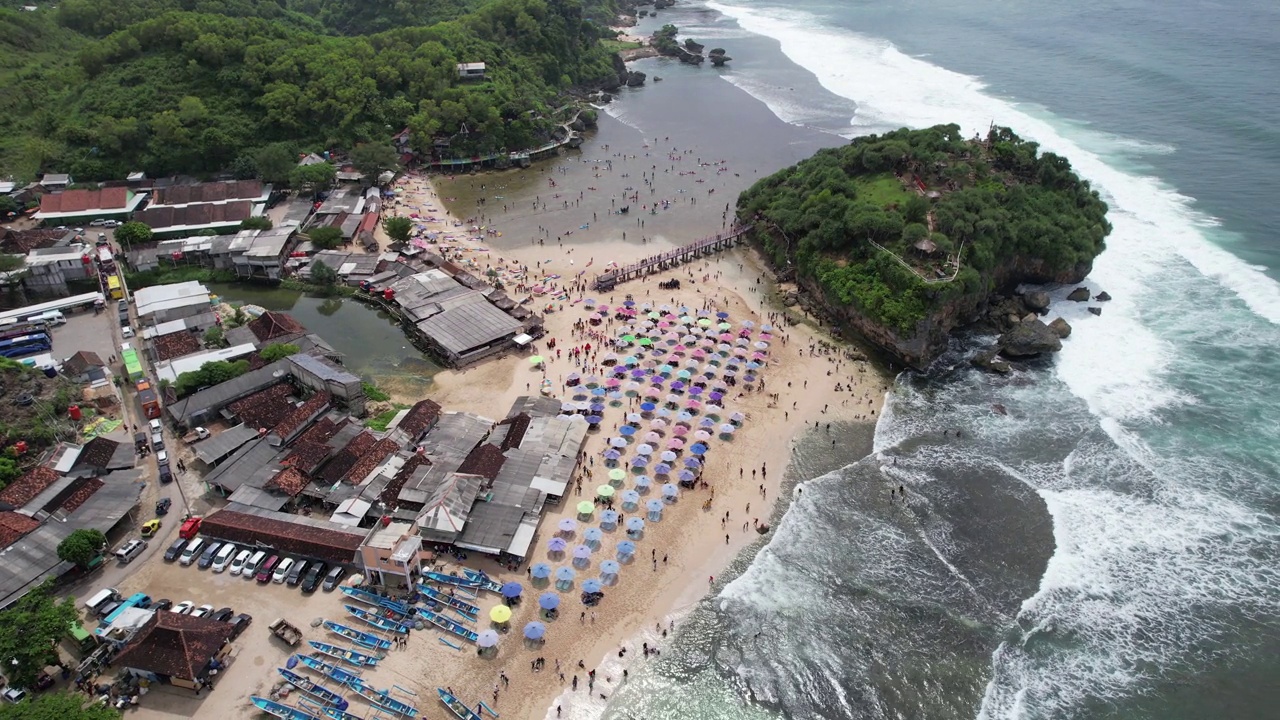 热带海滩与五彩缤纷的伞景视频素材