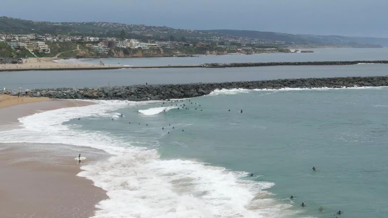 波浪与回流碰撞视频素材