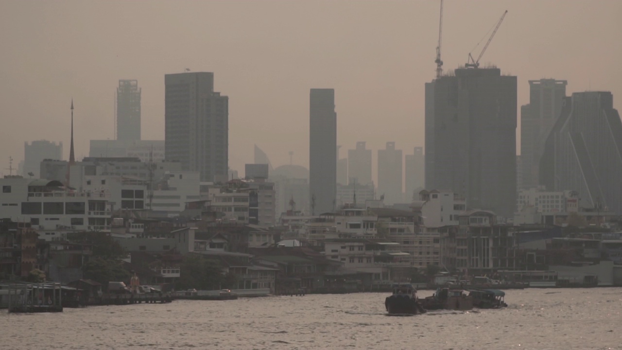 城市被混合的灰尘笼罩在空气污染中。大气细颗粒物(PM2.5)严重污染。视频素材