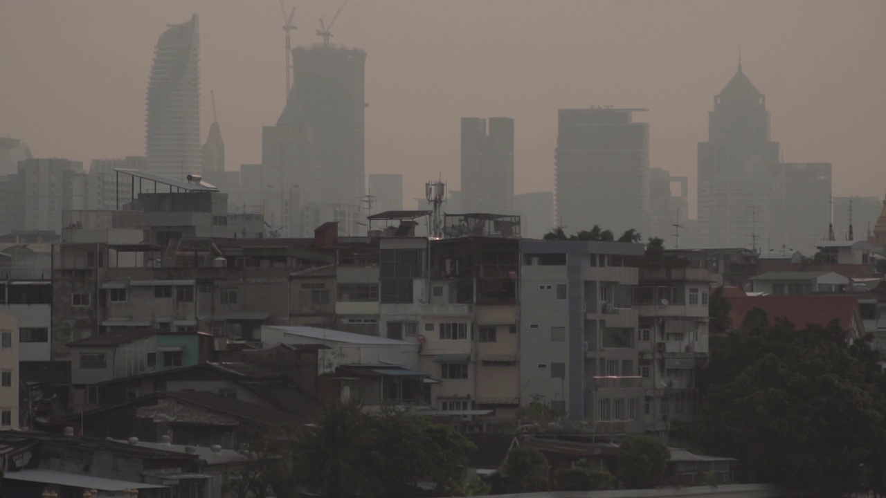 城市被混合的灰尘笼罩在空气污染中。大气细颗粒物(PM2.5)严重污染。视频素材