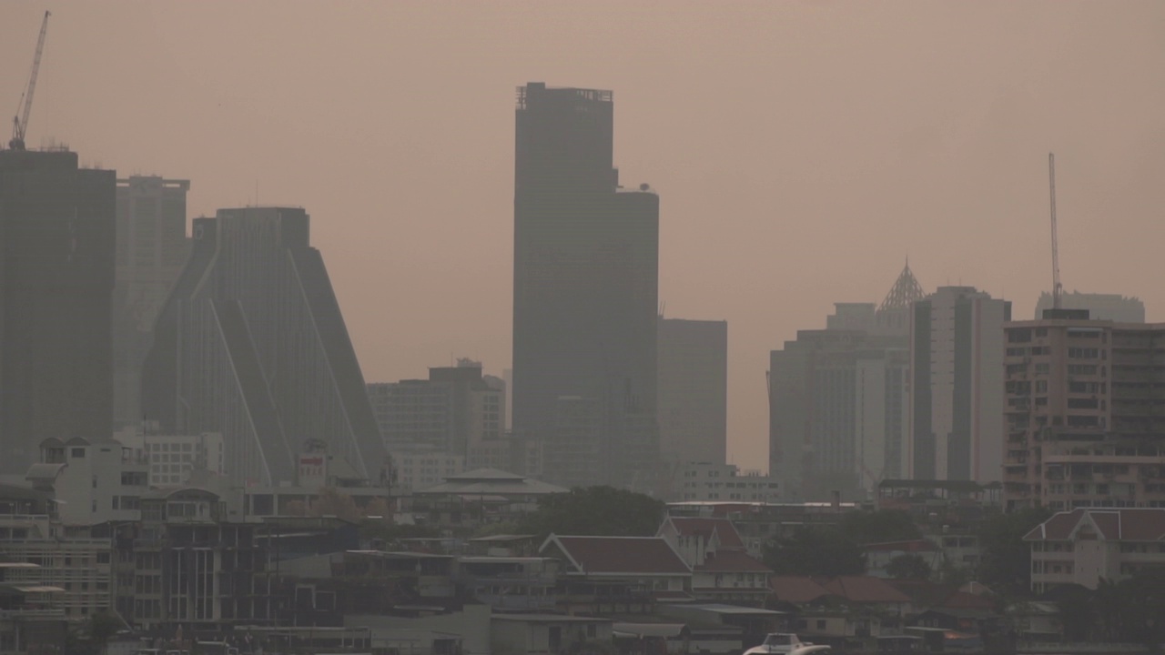 城市被混合的灰尘笼罩在空气污染中。大气细颗粒物(PM2.5)严重污染。视频素材