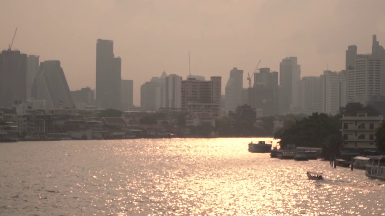 城市被混合的灰尘笼罩在空气污染中。大气细颗粒物(PM2.5)严重污染。视频素材