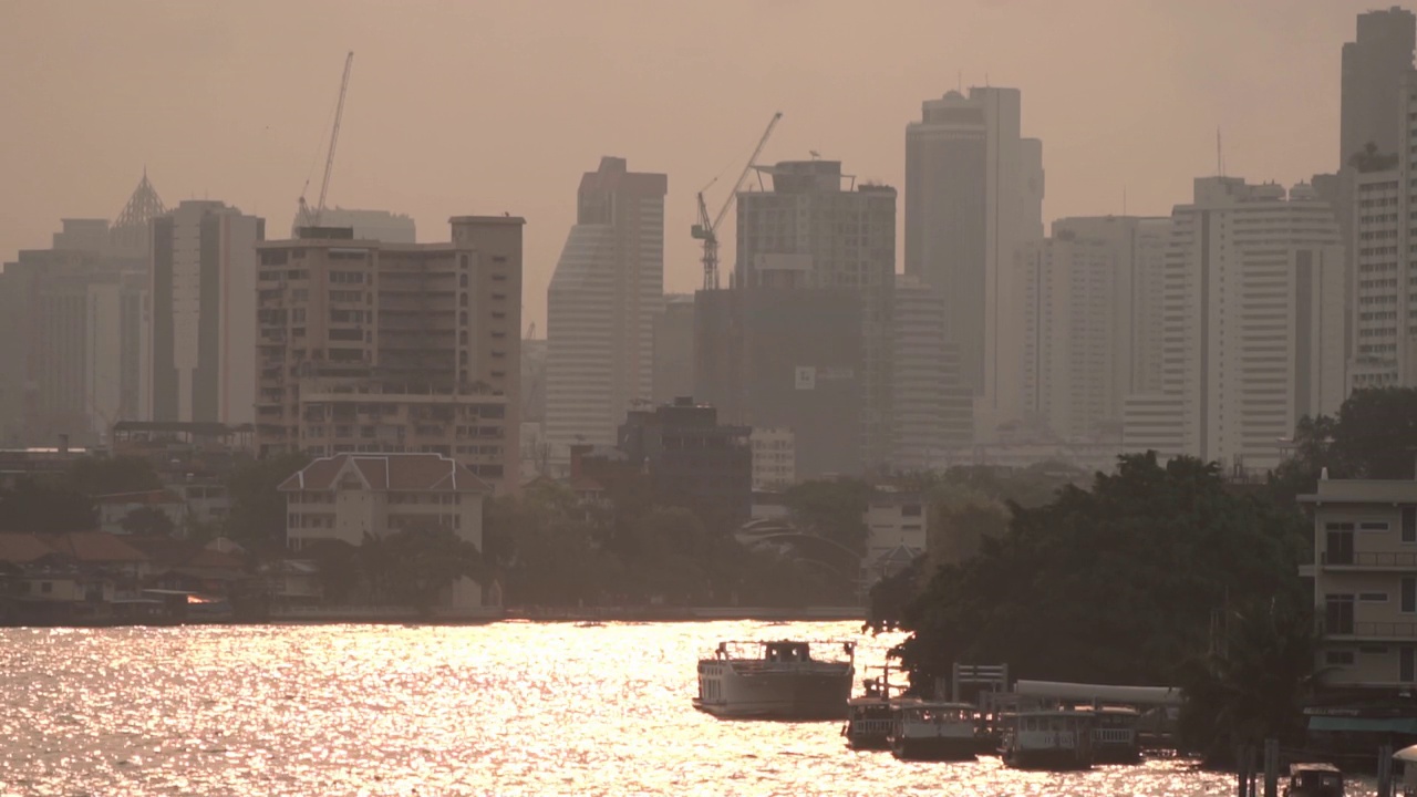 城市被混合的灰尘笼罩在空气污染中。大气细颗粒物(PM2.5)严重污染。视频素材