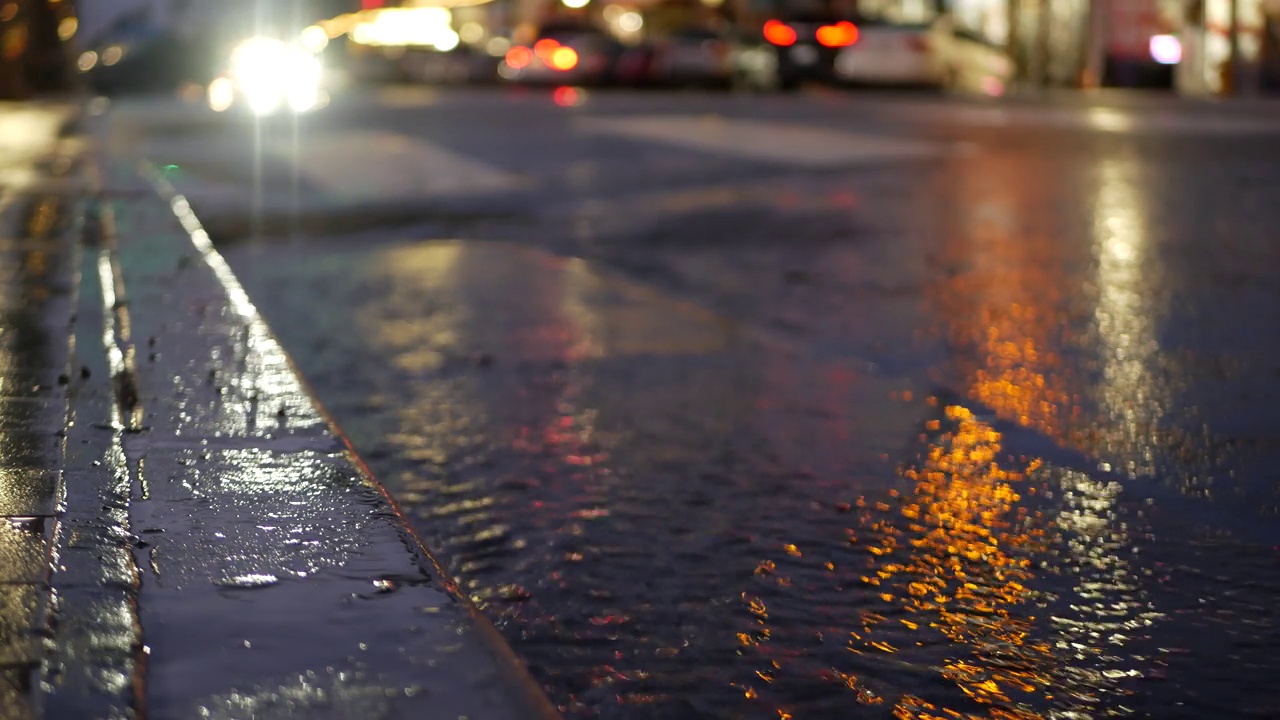 灯光反射，雨天道路。雨点，潮湿的城市街道沥青视频素材