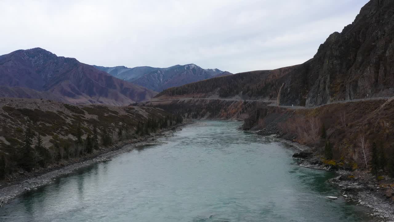 高山河流卡顿在阿尔泰山视频素材