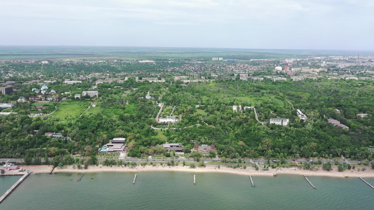 从鸟瞰海滨城市的全景。视频素材