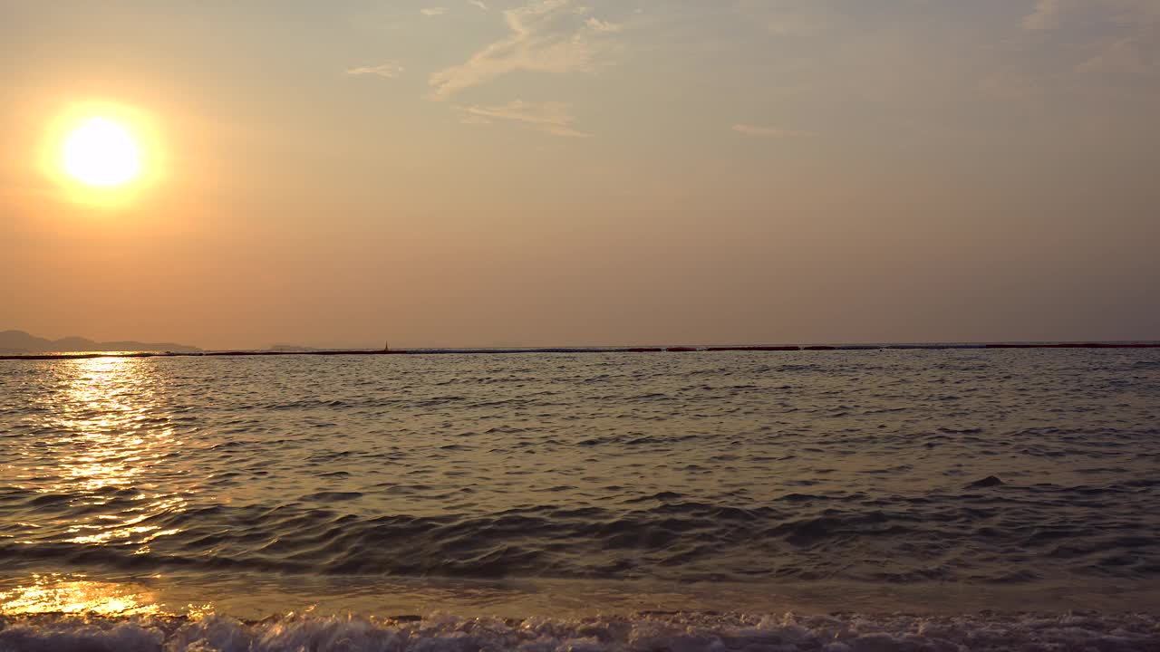 海边美丽的日落风景。视频素材