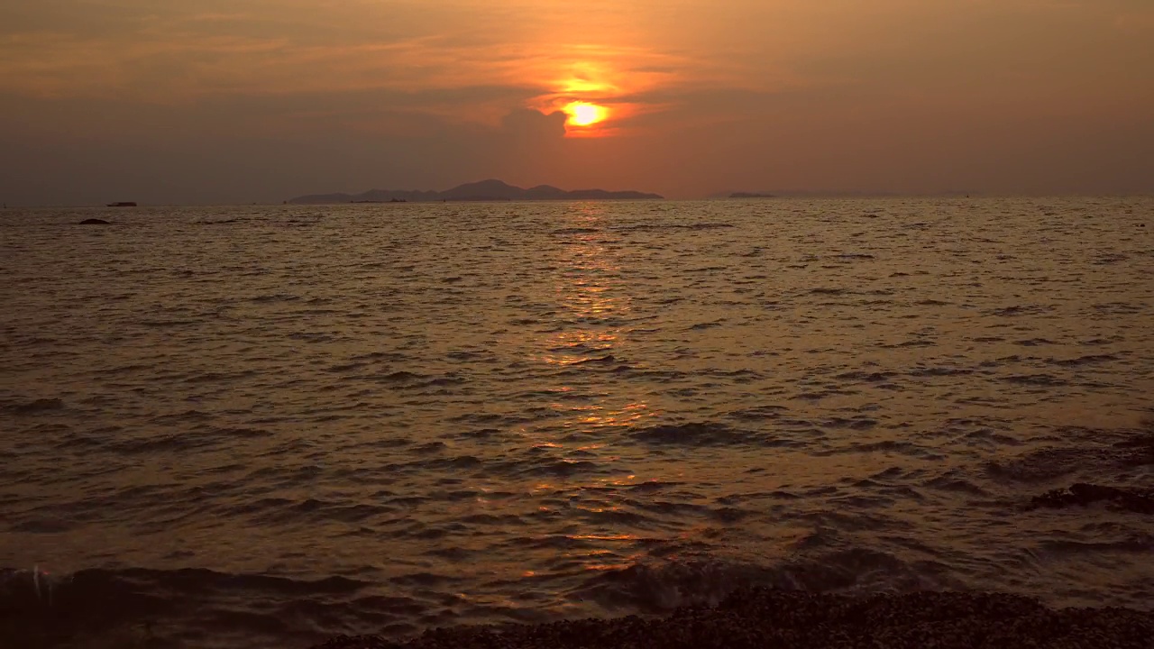 史诗般的日落海景，小浪。视频素材