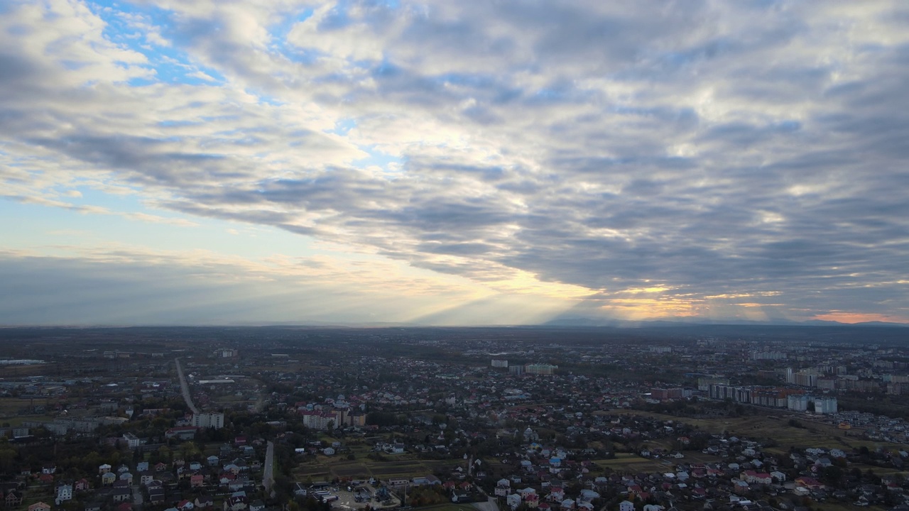 从高空的飞机窗口鸟瞰，在傍晚暴雨来临前，密集而蓬松的积云正在形成视频素材