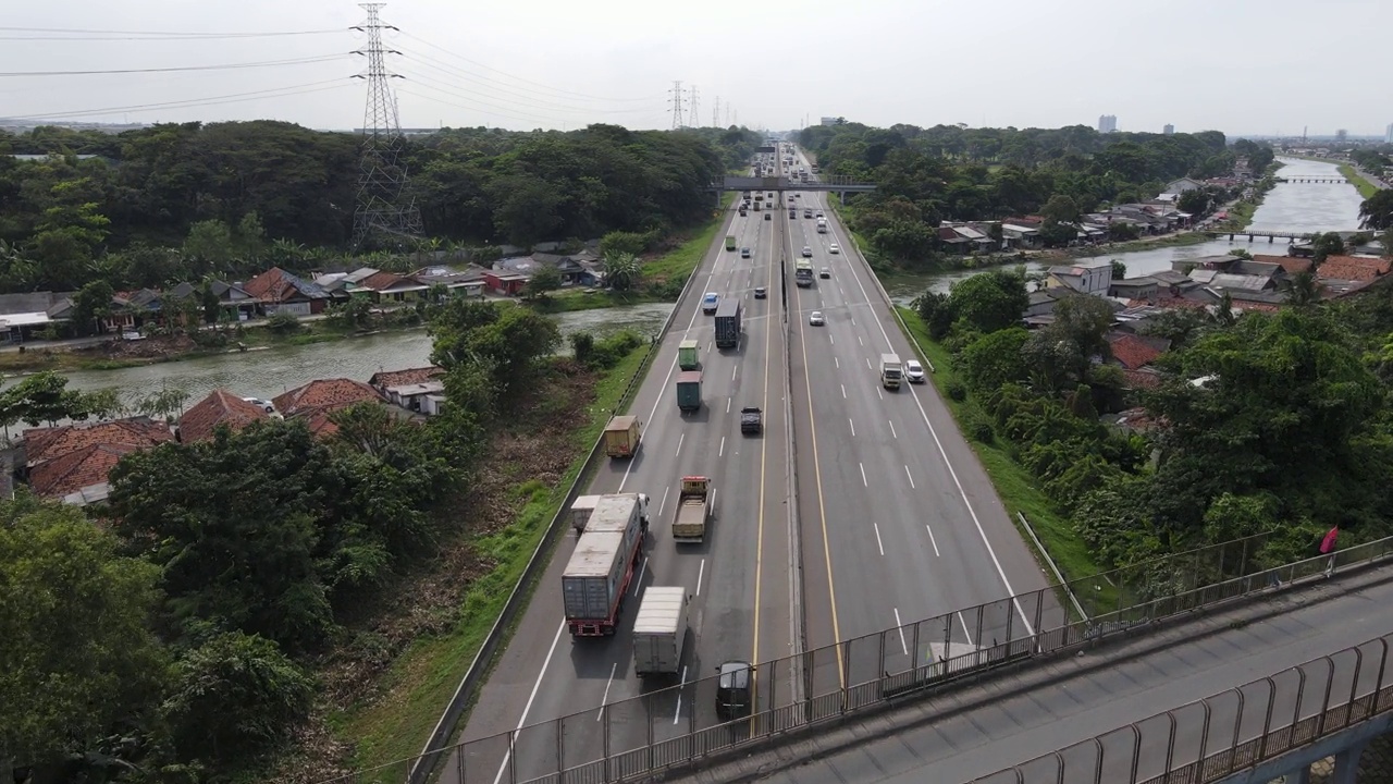 印尼高速公路鸟瞰图，交通繁忙。视频素材