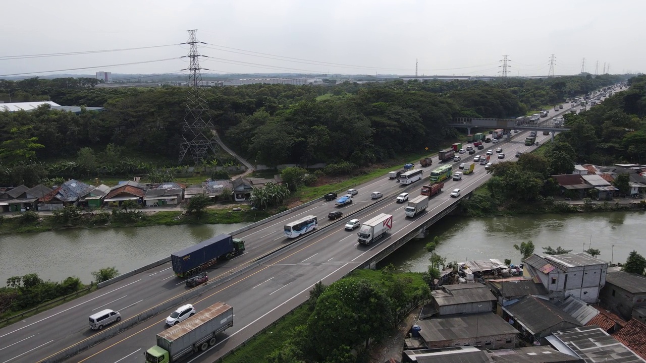 印尼高速公路鸟瞰图，交通繁忙。视频素材