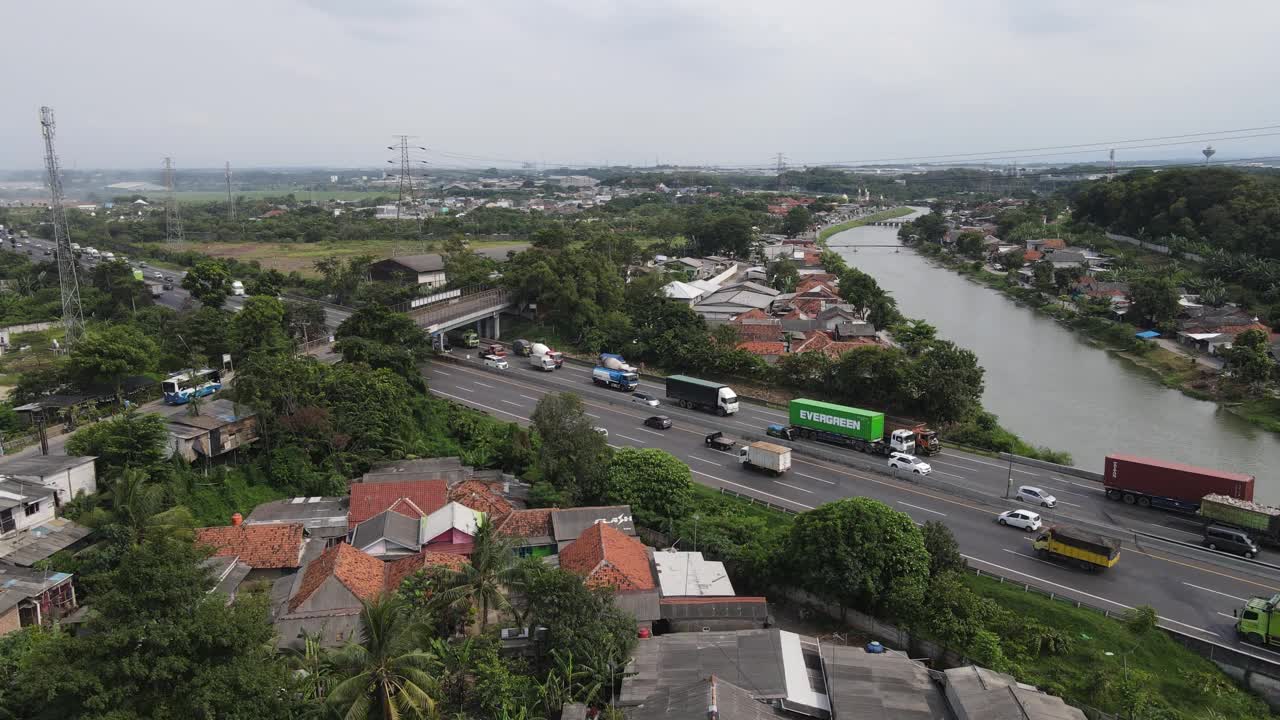 印尼高速公路鸟瞰图，交通繁忙。视频素材