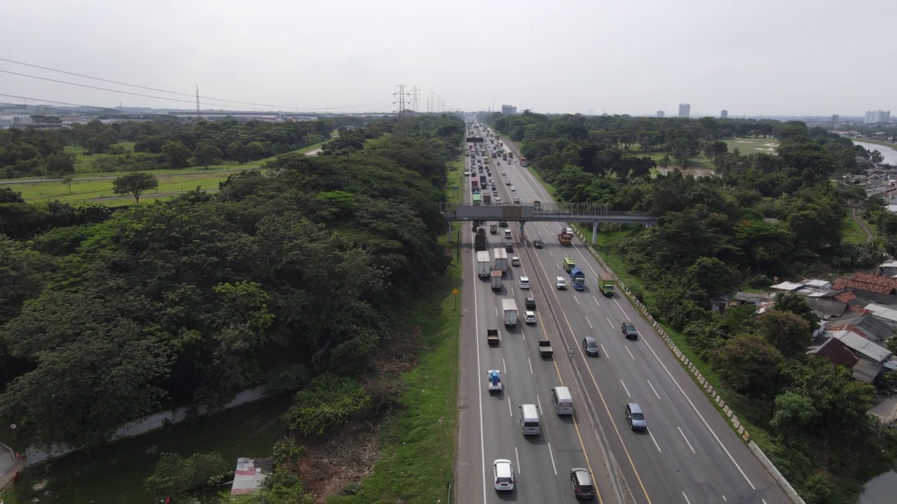 印尼高速公路鸟瞰图，交通繁忙。视频素材