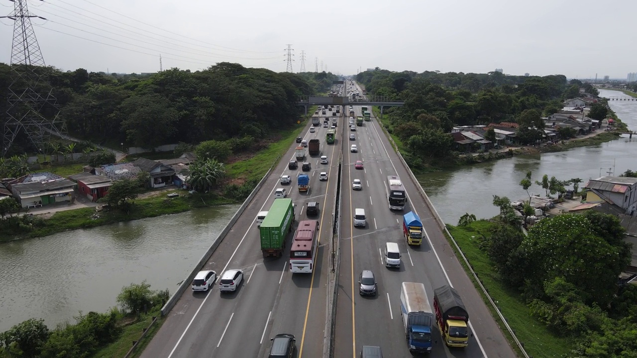 印尼高速公路鸟瞰图，交通繁忙。视频素材