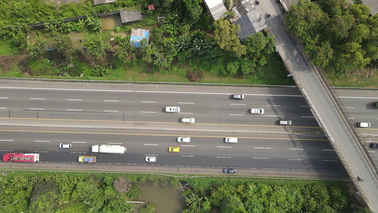 印尼高速公路的鸟瞰图，交通繁忙。Karawang,印度尼西亚。视频素材