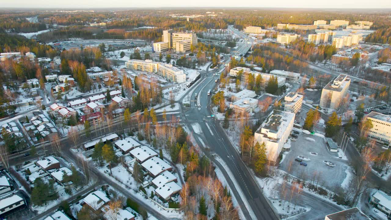 日出时间城市建设道路和汽车在冬天视频素材