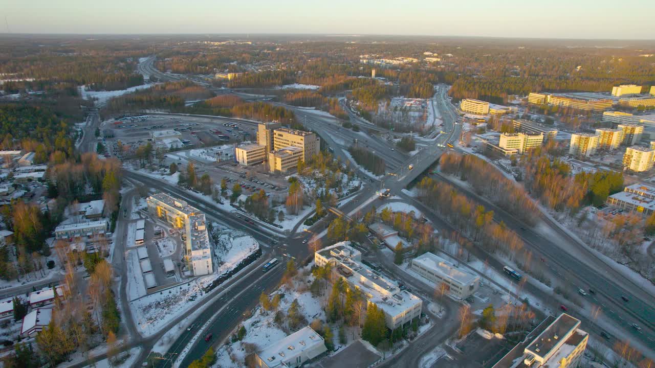 日出时间城市建设道路和汽车在冬天视频素材