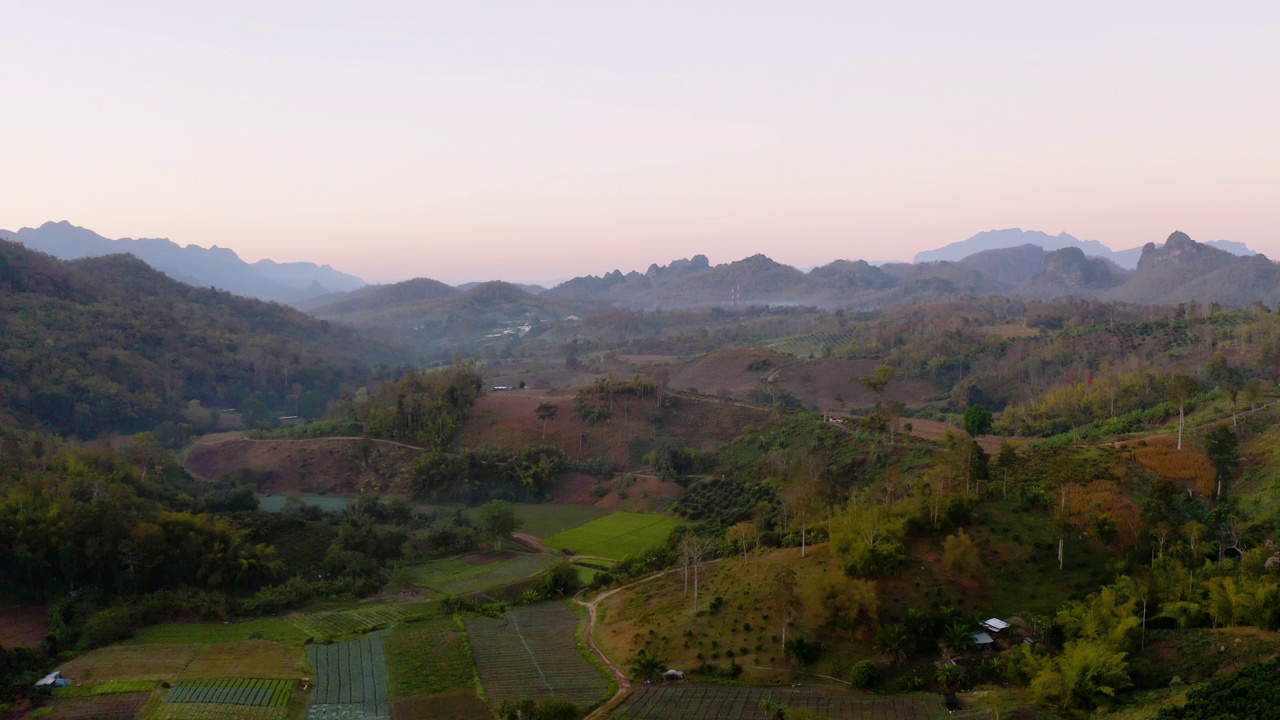 鸟瞰泰国清迈乡村的山景视频素材