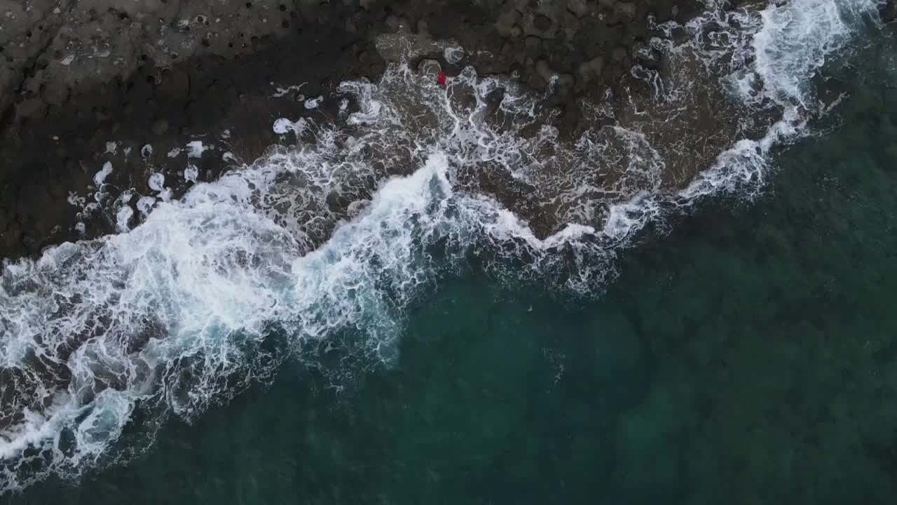 悬崖和海浪视频下载