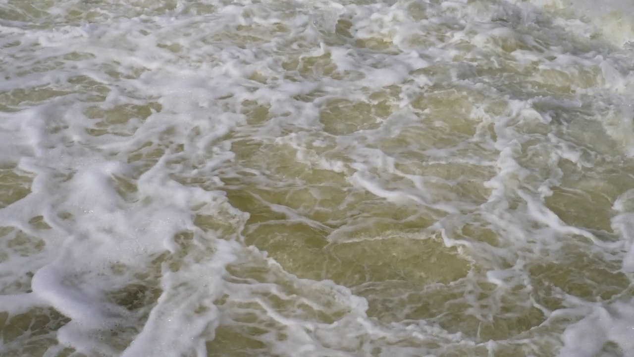 雨后河流及溪流中积聚泡沫视频素材