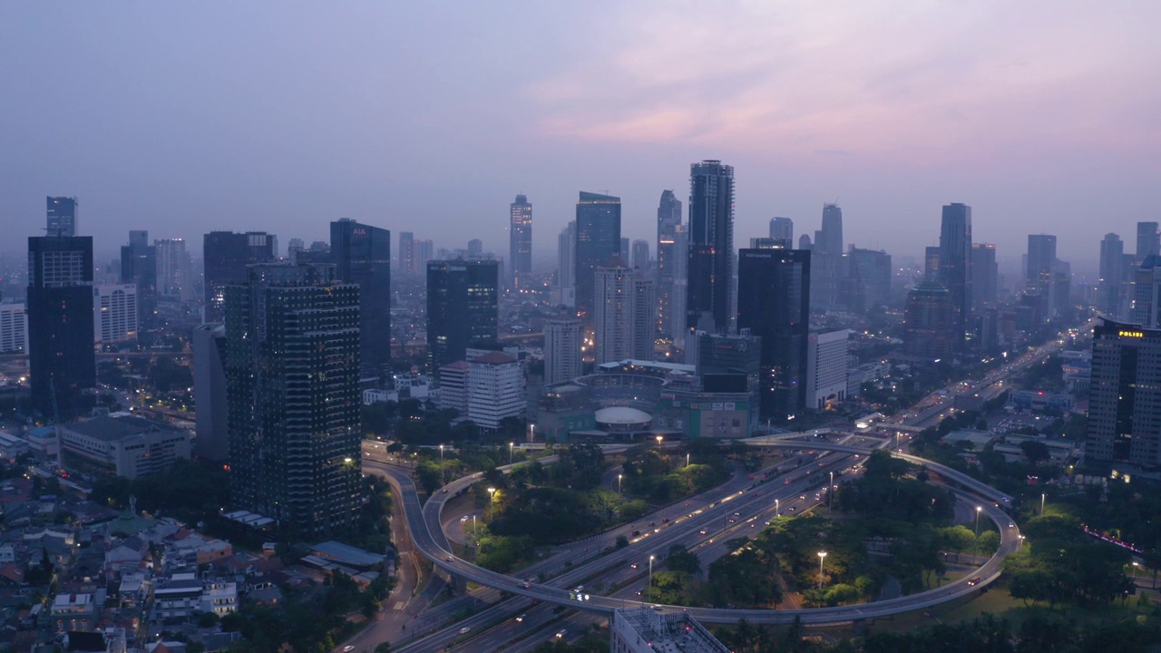 雅加达的城市景观，黎明时分的Semanggi桥视频素材