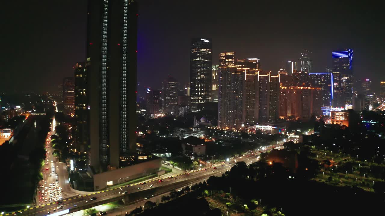 雅加达夜间交通的空中全景图视频素材