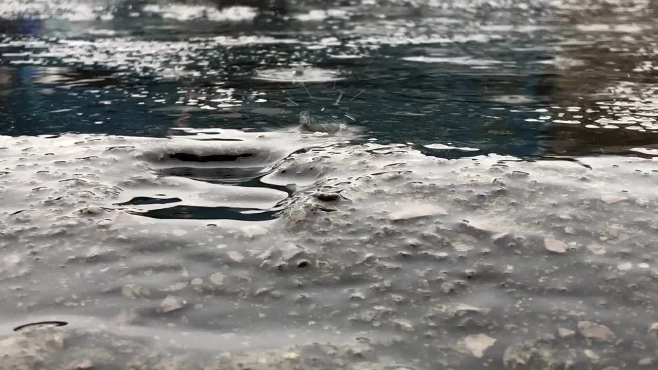 雨滴落在一楼视频下载