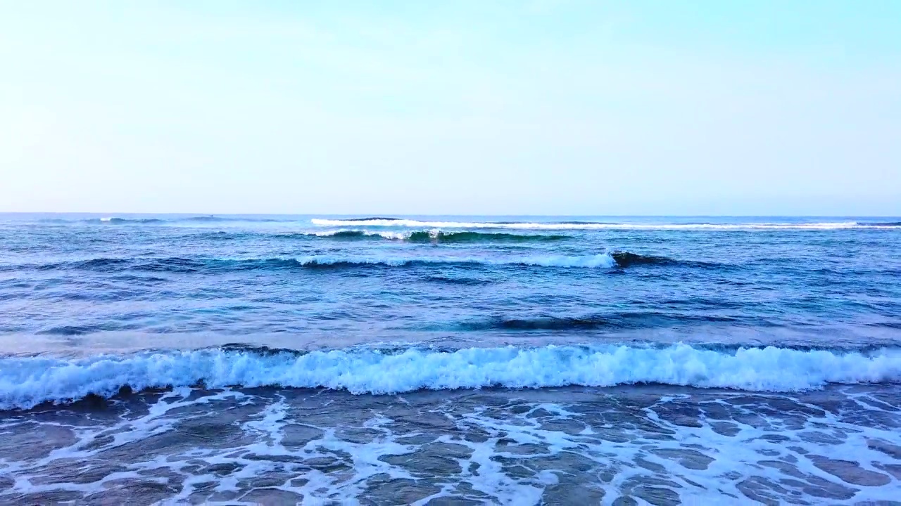 蓝色的大海和天空作为背景，高视野视频素材