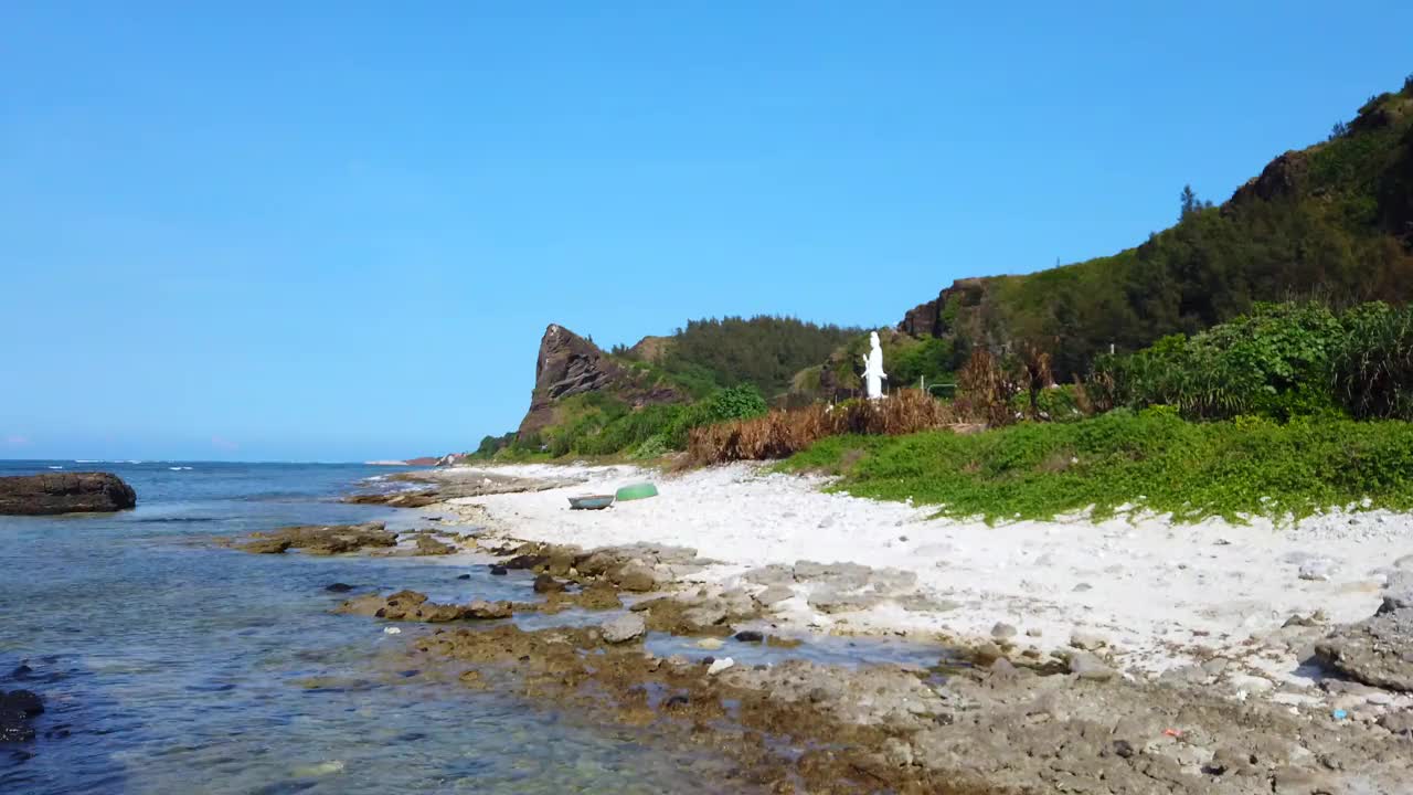 蓝色的大海和天空作为背景，高视野视频素材